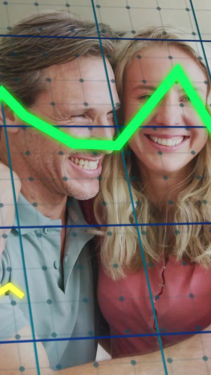 Video verticale: Duo che esulta, donna che posiziona il braccio generando una griglia di dati blu scintillante e grafici verdi sui volti.