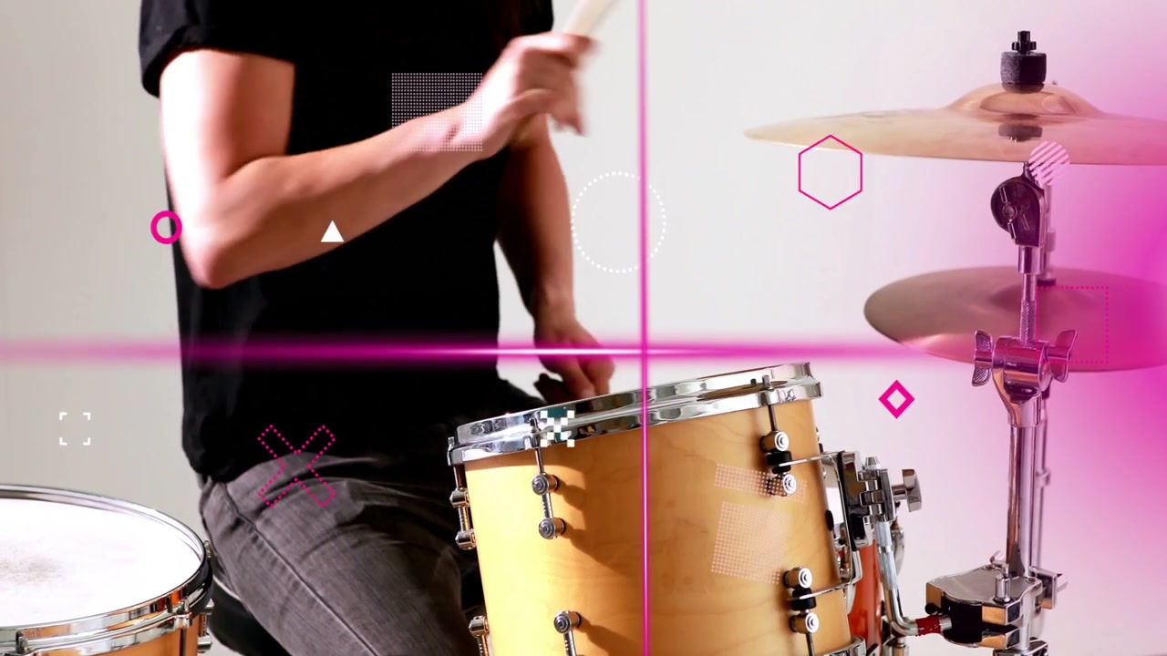 Batterista che alza le bacchette e colpisce il rullante, generando grafici magenta che mappano il ritmo musicale.