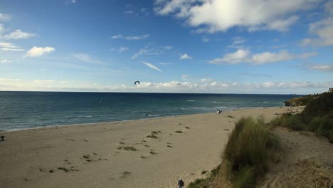 Surfer-Genießen-Meeresaktivitäten-Am-Tropischen-Strand-Von-Hayle-In-Cornwall,-England