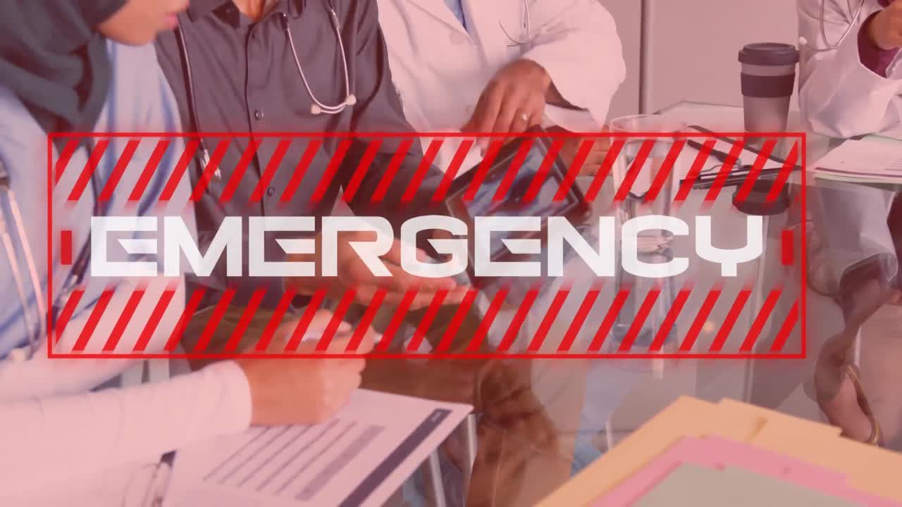 texto de emergencia contra un equipo de médicos discutiendo sobre una tableta digital