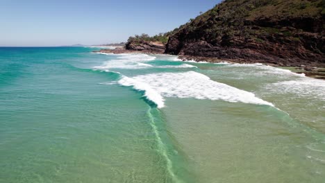 Olas-Espumosas-Del-Mar-Chapoteando-En-La-Playa-En-Noosa-Shire,-Queensland,-Australia---Disparo-De-Drones