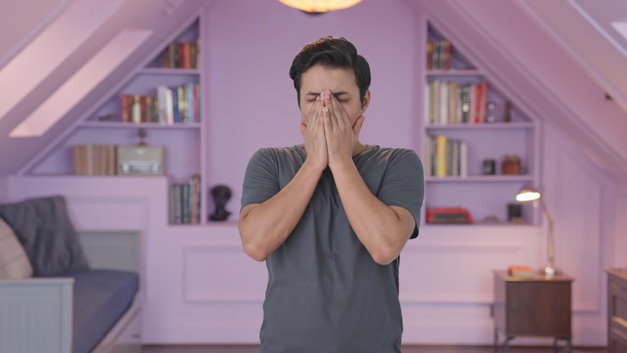 Pria India yang lelah dan malas menguap