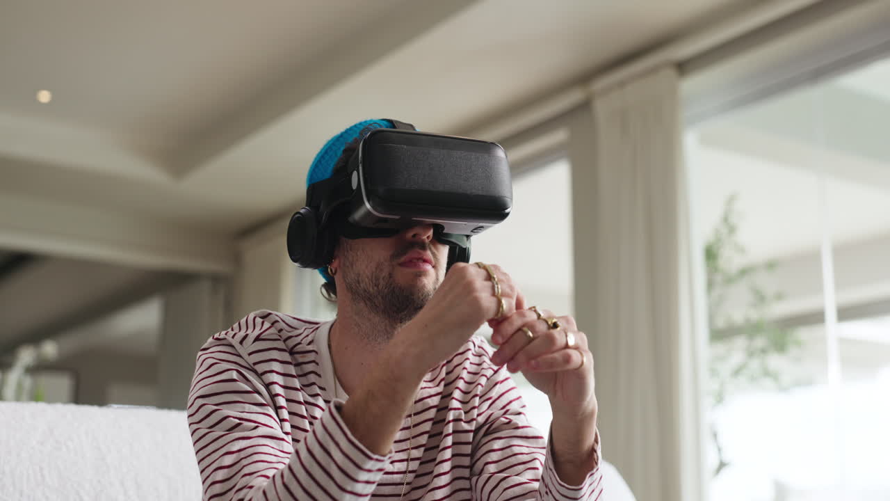 Uomo che utilizza un visore VR in interni