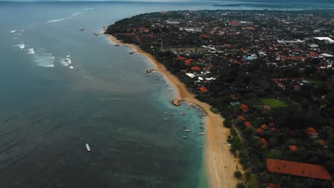 hermosa playa cinematográfica de sanur, metraje de drones de bali con paisajes interesantes, barcos de pesca y clima tranquilo