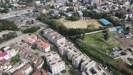 Vista-Aérea-De-Edificios-Y-Tráfico-Por-Carretera-En-El-Oeste-De-Nairobi,-Kenia