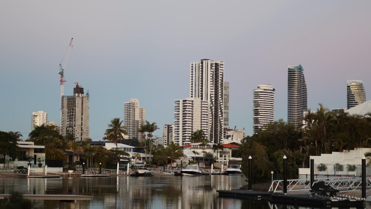낮에서 밤으로 전환하는 도시 풍경의 타임 라프스