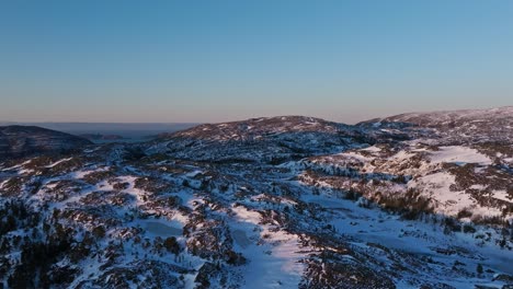 Pico-De-Montaña-Nevado-En-Bessaker,-Noruega-Toma-Panorámica-Aérea