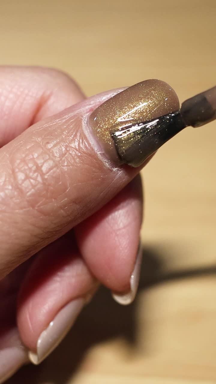 Trinvis påføring af neglelak på en fingernegl
