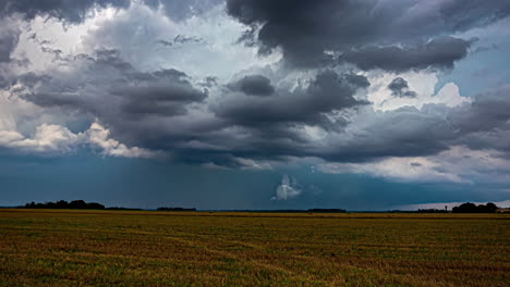 el lapso de tiempo revela una espectacular formación de nubes sobre las tierras de cultivo mientras los tractores aran los campos