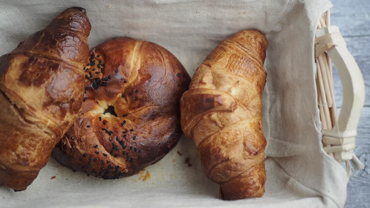 Croissant e dolci appena sfornati in un cesto