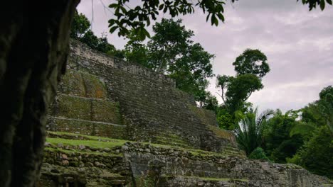 se ven las ruinas mayas de lamanai de belice
