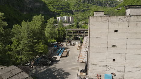 almacén industrial abandonado en la ciudad de chiatura en georgia