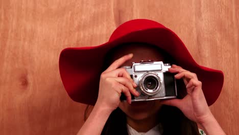 hipster che usa una fotocamera in stile retro