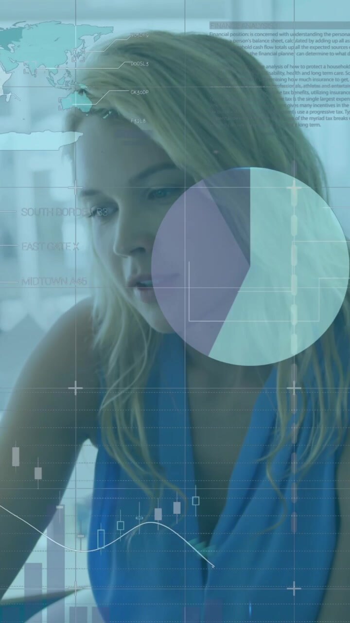 Animazione dell'elaborazione dei dati finanziari su diversi uomini d'affari in ufficio