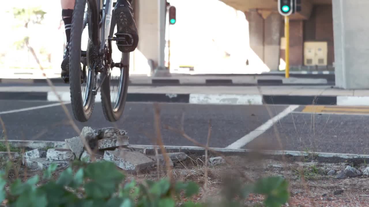 지저분 한 자전거 를 타고 있는 활동적 인 사람