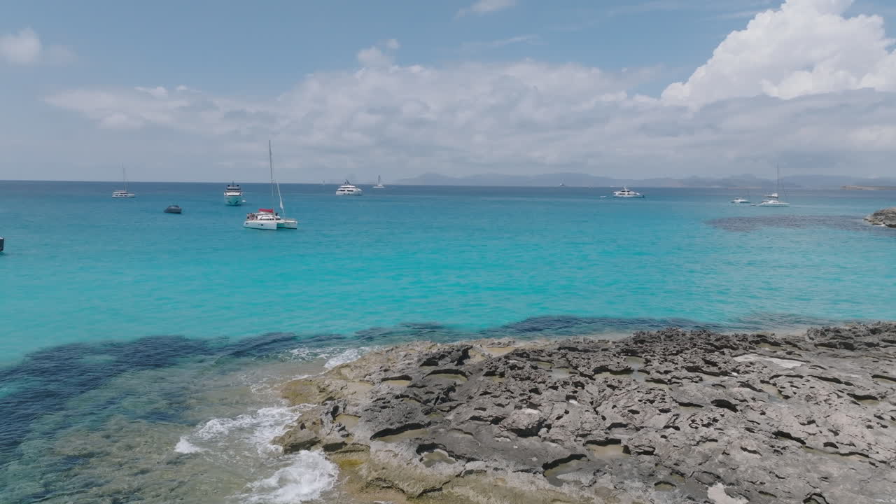 Ripresa aerea con drone sulle meravigliose acque basse e sui banchi di sabbia della spiaggia di Ses Illetes a Formentera, con un mare turchese intenso e sabbia bianca
