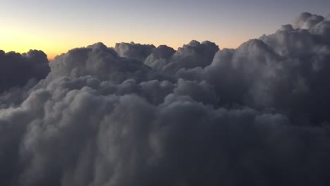 Durch-Die-Wolken-Klettern-Bei-Sonnenuntergang