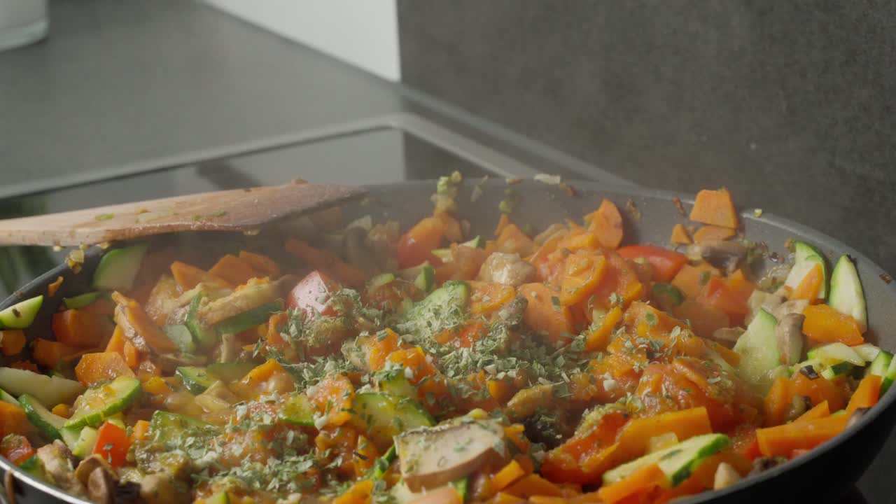 cocinar verduras en la cocina del hogar