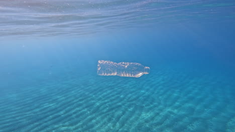 Botella-De-Plástico-Bajo-El-Agua---Problemas-De-Contaminación-En-El-Océano