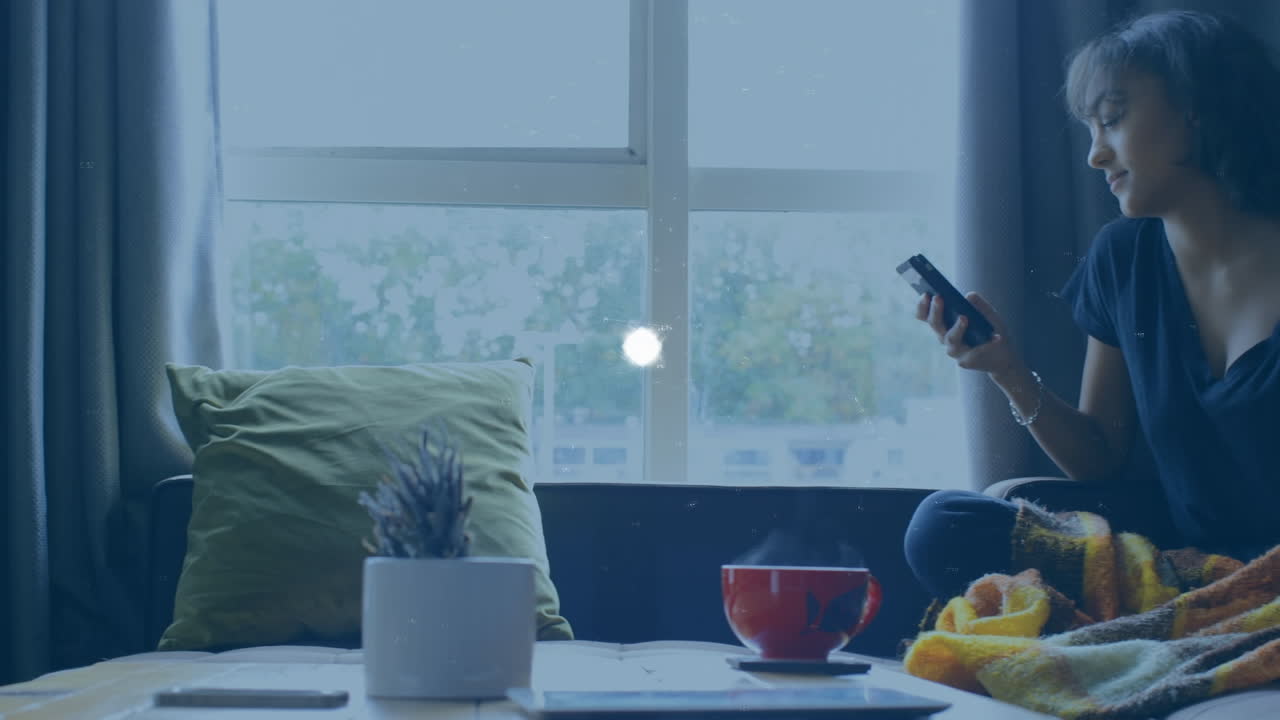 animación de un globo hecho de conexiones y números sobre una mujer caucásica usando un teléfono inteligente en casa