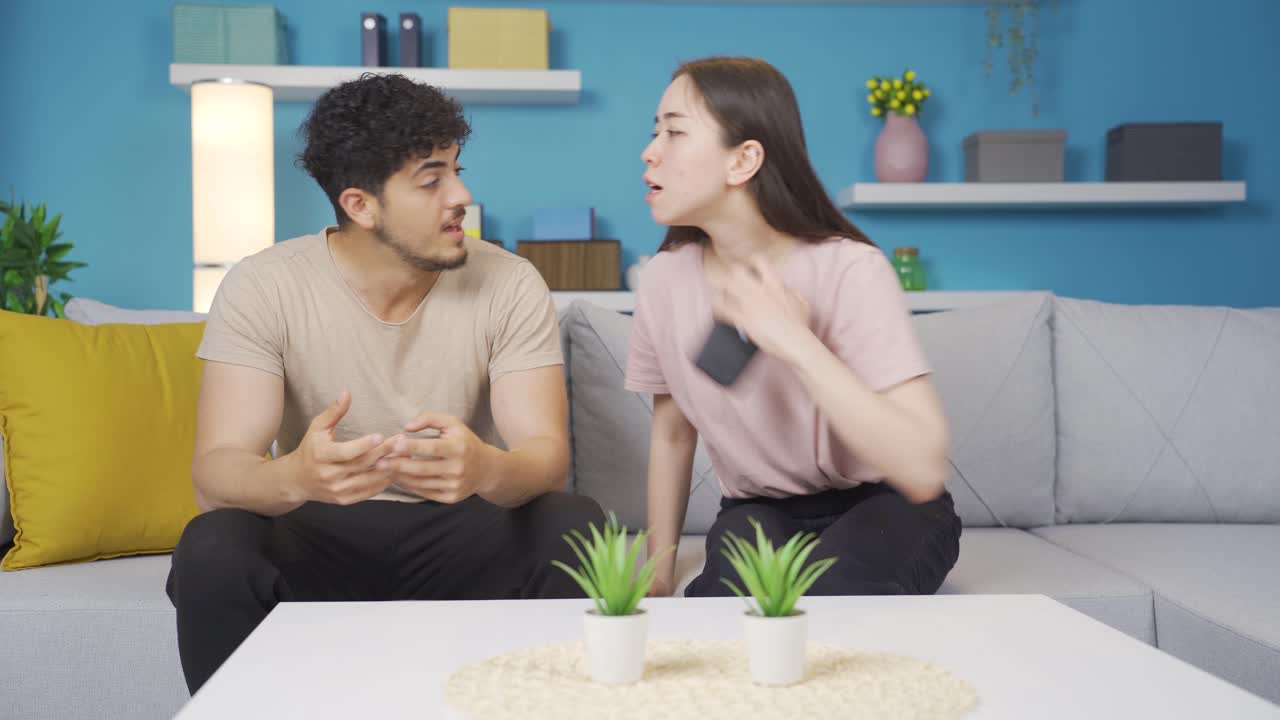 젊은 연인들은 전화 중독으로 고통받고 있습니다.