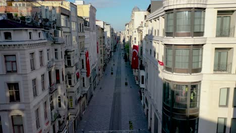 taksim beyoglu, avenida istiklal, con avión no tripulado de estambul no hay gente, toque de queda de la pandemia de covid-19 en la calle istiklal.