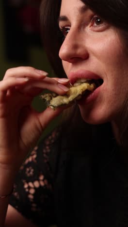 mujer comiendo tempura