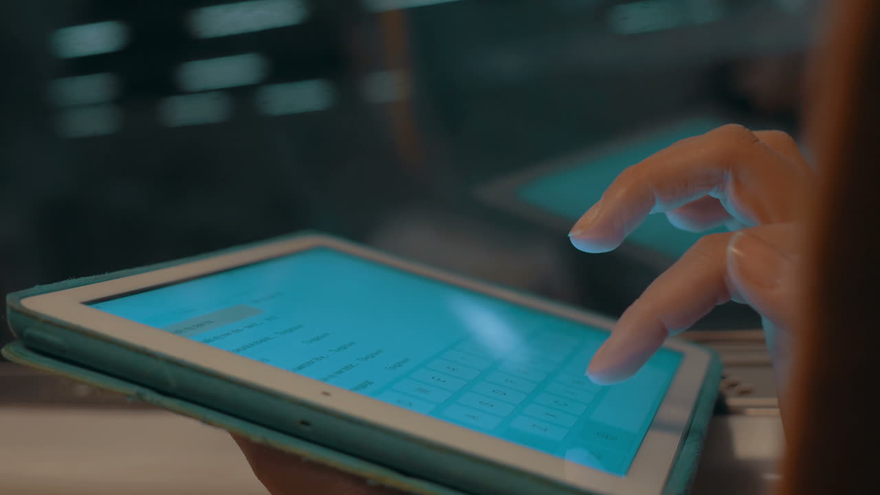 chica comunicando en el pad en el tren del metro