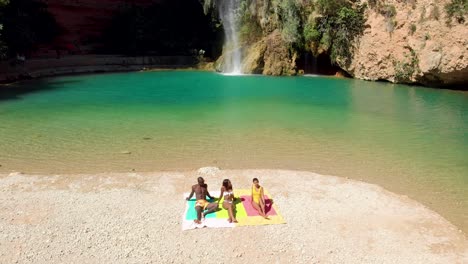 parejas diversas enfriando en flotadores
