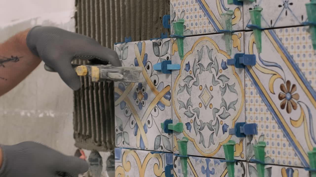 construcción, renovación, reparación de apartamentos. instalación de baldosas de cerámica para paredes - medición y corte de las piezas. cortes de baldosas. corte de baldosas