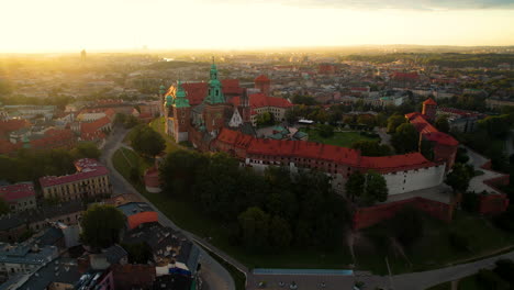 Luftbild-Krakau-Sonnenaufgang-Stadtbild-Skyline-Schub-In-Richtung-Wawel-Schloss-Altstadttürme