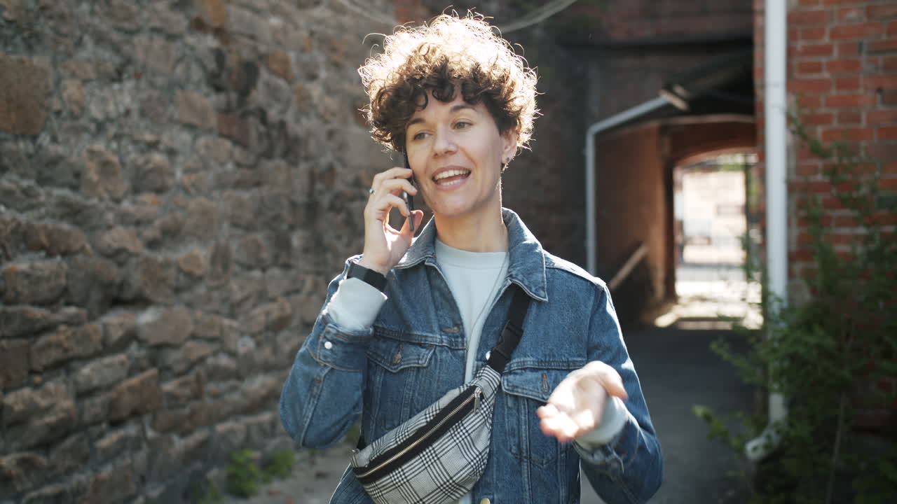 mujer hablando por teléfono en la ciudad