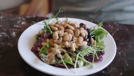 Vista-Giratoria-De-Ensalada-Fresca-En-Tazón-Blanco-Para-El-Desayuno