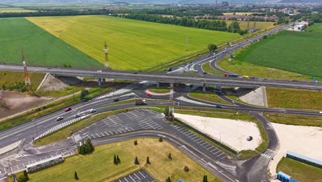 Hiperlapso-De-Drones-De-La-Soleada-Autopista-De-Brasov-Con-Tráfico