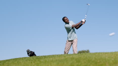 Hombre-Afroamericano-Practicando-Golf-En-El-Campo-De-Golf.