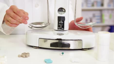 pastillas medidoras de farmacéutico con báscula de farmacia