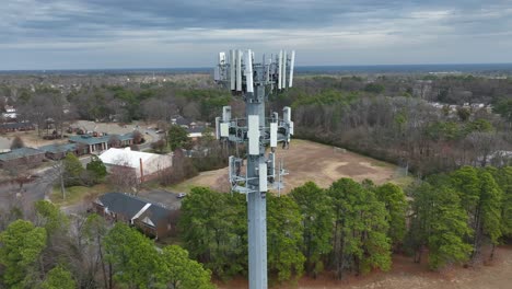 torre de telecomunicaciones en el distrito suburbano de la ciudad americana