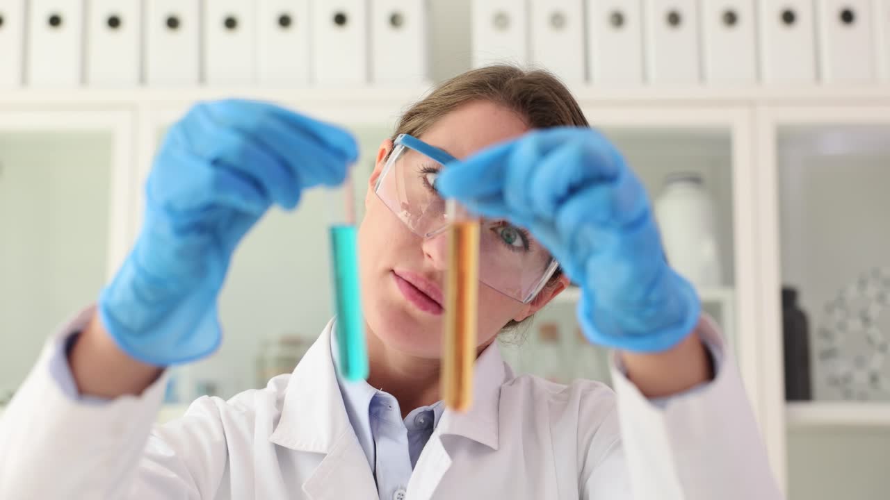 científico con tubos de ensayo en el laboratorio