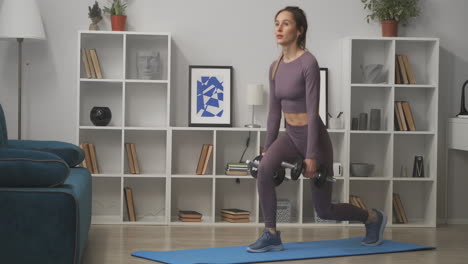 Sentadillas-Con-Pesas-En-Las-Manos-La-Mujer-Está-Entrenando-En-Casa-Los-Fines-De-Semana-Manteniéndose-En-Forma-Y-Perdiendo-Peso-Fitness-Y-Bienestar