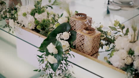 elegantes blumenarrangement auf dem hochzeitstisch