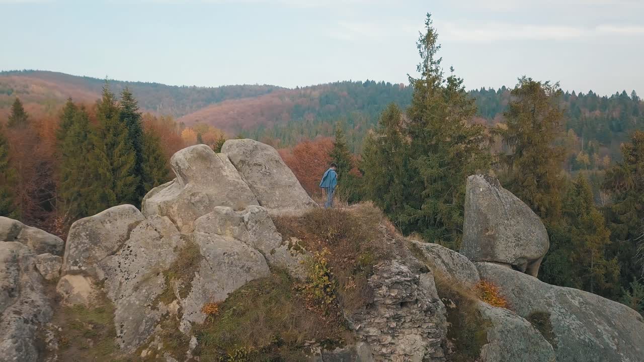 hombre joven en la colina de una montaña. hombre de negocios. novio. esposo. aéreo