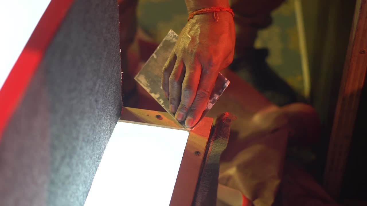 작업 근접 촬영 보기를 수행하는 목수