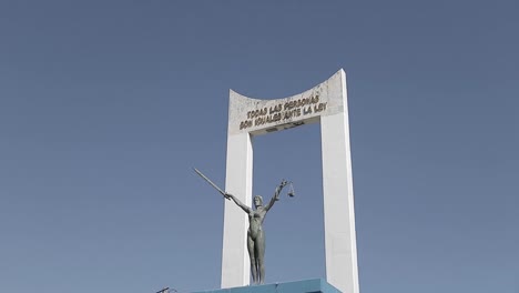 화창한 날 산살바도르의 기념비 a la constitución에 대한 틸트 다운 샷