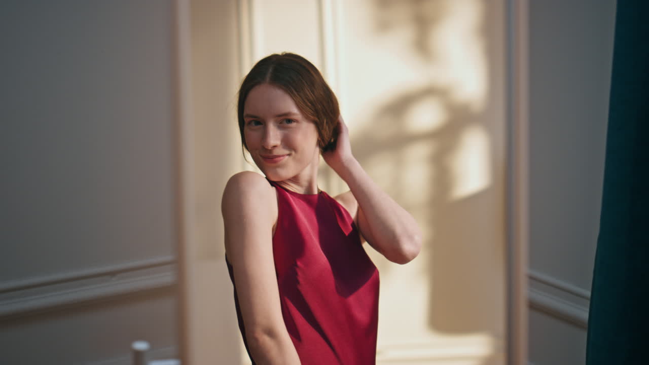 소녀 반사, 머리카락을 조정, 근접을 감상, 섹시한 만적 인 여성 계획