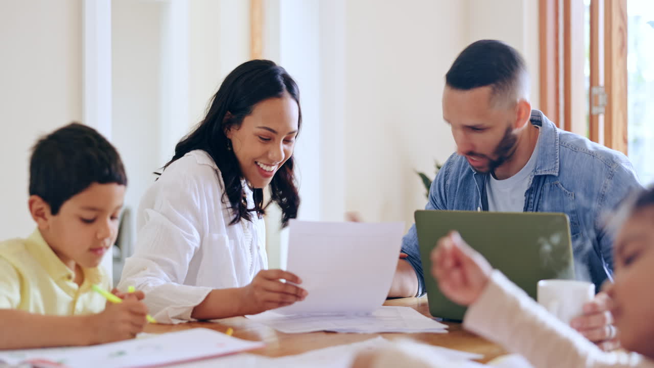 hijos, madre y padre con documentos