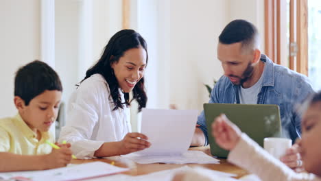 hijos, madre y padre con documentos