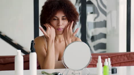 mujer mirándose en el espejo