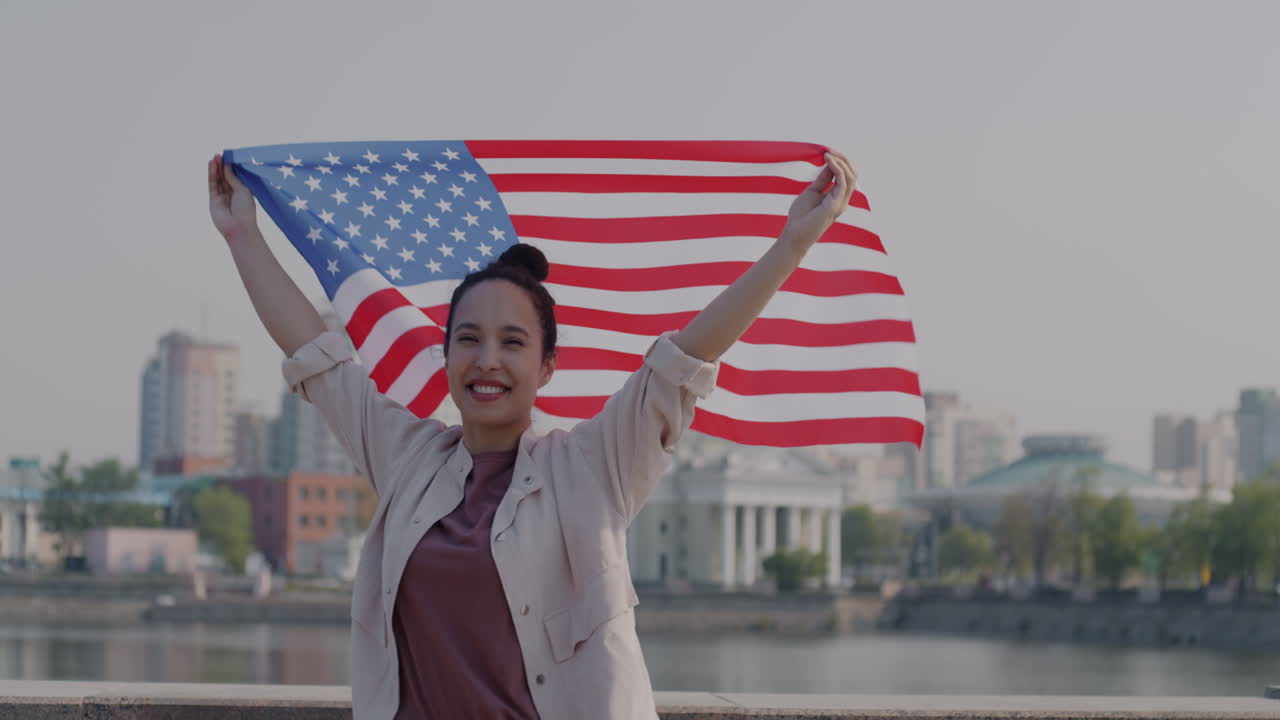 Donna che tiene in mano la bandiera americana