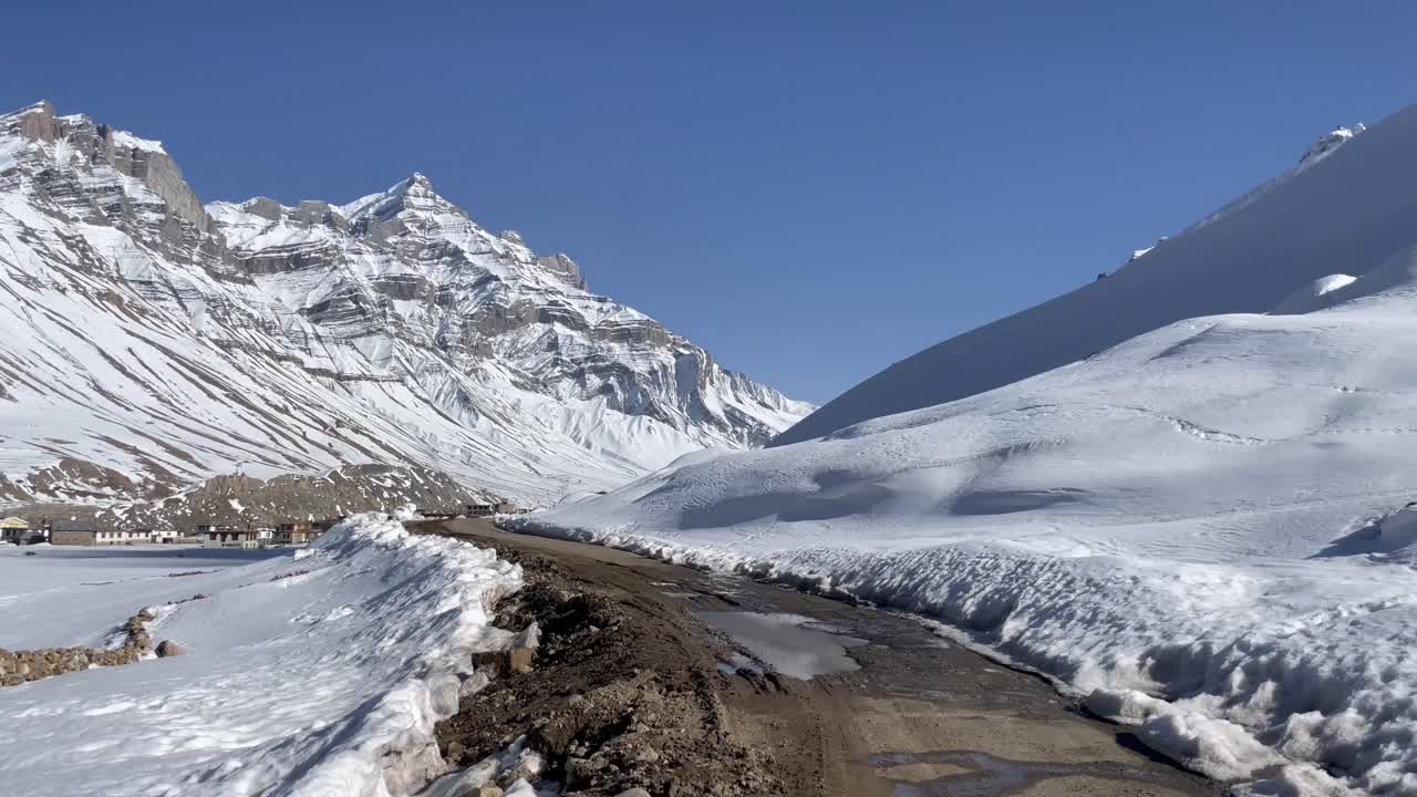 인도 히마찰 프라데시 의  ⁇ 은 도로 와 눈 이  ⁇ 인 산 들 - 넓은  ⁇