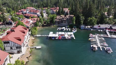 Enthüllung-über-Dem-See-Arrowhead-Marina-Kalifornien-Boote-Angedockt-Luxus-Am-Seeufer-Lufttransport-Schwenk-Nach-Unten-Neigen-Enthüllung